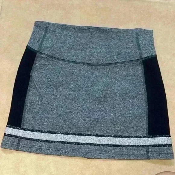 Lululemon skirt size 4 (used in excellent condition) - Picture 5 of 10